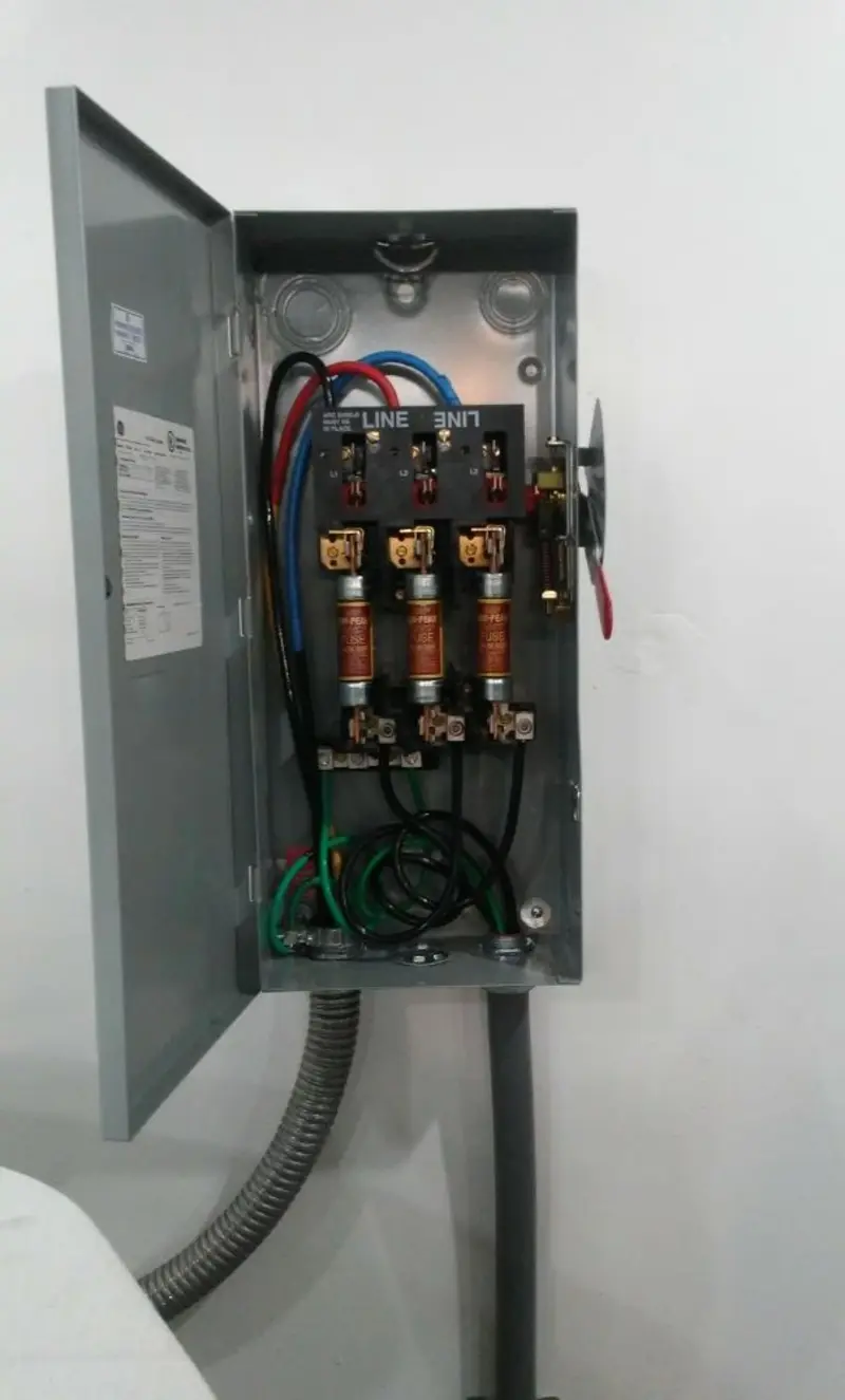 Three-phase disconnect switch installed for Smoke Detector Installation in Sinton